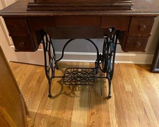 1901- Davis Sewing Table with 4 Drawers / with original certificate