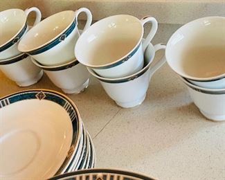 71______$220 
Wedgwood Embassy Kenyon 24 plates + 8 cups - 1995-1997