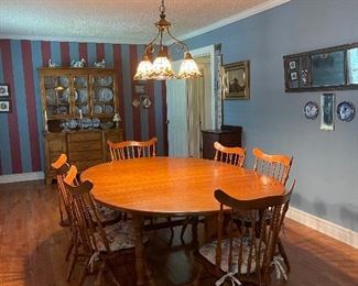 GORGEOUS Early American Table and 6 Fiddleback chairs  in PERFECT condition.  