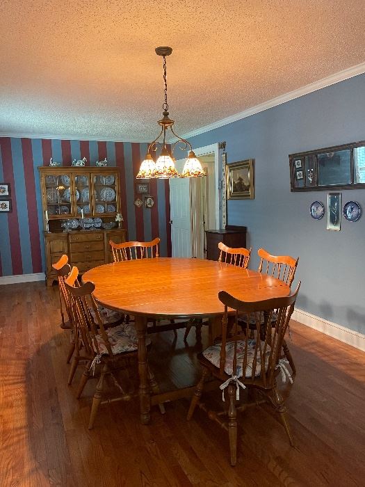 GORGEOUS Early American Table and 6 Fiddleback chairs  in PERFECT condition.  