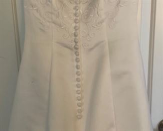 Back zipper with faux buttons