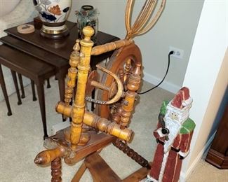 Vintage spinning wheel in excellent condition!