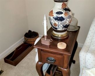 Broyhill wood end table 