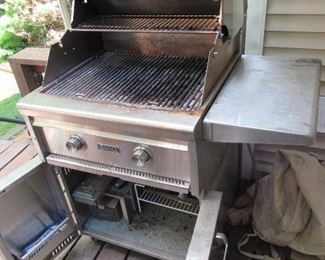 Lynx natural gas grill with Ceramic Briquettes,