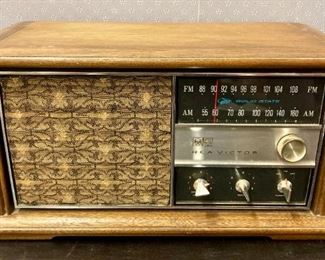 Antique RCA Victor AM/FM radio