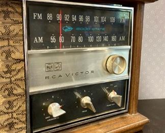 Antique RCA Victor AM/FM radio