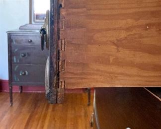 Antique 4-drawer chest of drawers