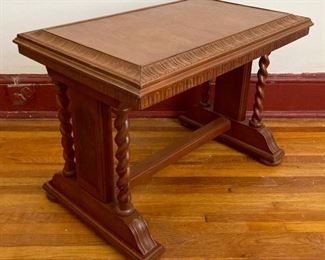 Vintage spindle leg accent table