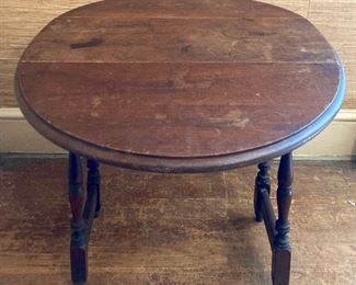 Antique spindle leg drop leaf accent table