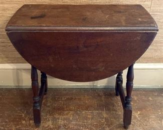 Antique spindle leg drop leaf accent table