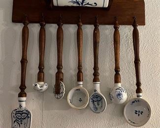Delft style kitchen rack with rolling pin and utensils