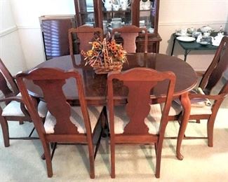 Bassett dining table and 6 chairs with 2 leaves and table pads