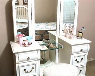 Lexington Furniture  dressing table with bench - VERY NICE!