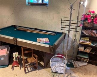 Foldable pool table