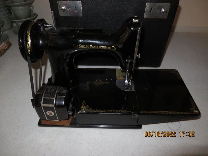 Singer Featherweight 221-1 in fantastic condition!