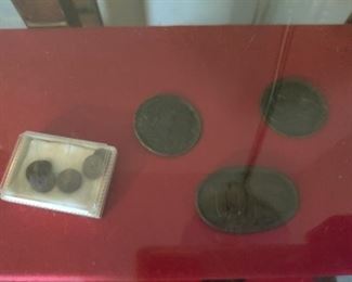 CIVIL WAR PERIOD - A WIDE VARIETY OF WAR COLLECTIBLES IN GLASS DISPLAY CABINET