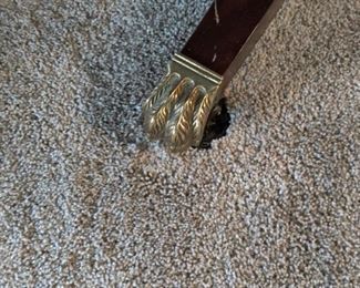 STCKLEY BRAND - BEAUTIFUL FORMAL DINING TABLE W/ 6 CHAIRS - Mahogany Duncan Phyfe Dining Table Williamsburg Style. Description: Stickley Mahogany Duncan Phyfe Dining Table Williamsburg Style 2 leaves Table features solid mahogany oval table top with reeded edges above two columnar supports each with three sabre legs ending in brass paw feet including two leaves. High Quality Construction
18 C. Design
Traditional Style
Solid Brass Claw Feet - Clipped Corner Top
Carved Duncan Phyfe Pedestal Legs Displays beautifully.  - $650
