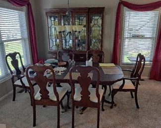 STCKLEY BRAND - BEAUTIFUL FORMAL DINING TABLE W/ 6 CHAIRS - Mahogany Duncan Phyfe Dining Table Williamsburg Style. Description: Stickley Mahogany Duncan Phyfe Dining Table Williamsburg Style 2 leaves Table features solid mahogany oval table top with reeded edges above two columnar supports each with three sabre legs ending in brass paw feet including two leaves. High Quality Construction
18 C. Design
Traditional Style
Solid Brass Claw Feet - Clipped Corner Top
Carved Duncan Phyfe Pedestal Legs Displays beautifully.  - $650
