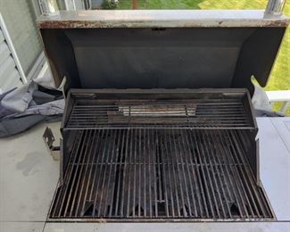 JENN-AIR BRAND 6 BURNER PROPANE GRILL W/TANK