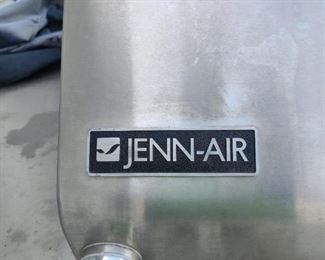 JENN-AIR BRAND 6 BURNER PROPANE GRILL W/TANK