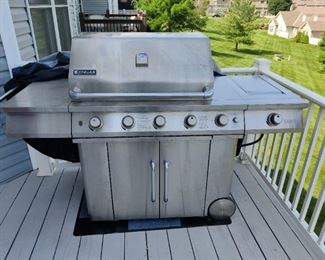 JENN-AIR BRAND 6 BURNER PROPANE GRILL W/TANK