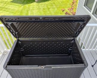 PLASTIC OUTDOOR STORAGE UNIT W/SPRING LOADED OP DOOR