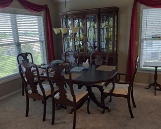 STCKLEY BRAND - BEAUTIFUL FORMAL DINING TABLE W/ 6 CHAIRS - Mahogany Duncan Phyfe Dining Table Williamsburg Style. Description: Stickley Mahogany Duncan Phyfe Dining Table Williamsburg Style 2 leaves Table features solid mahogany oval table top with reeded edges above two columnar supports each with three sabre legs ending in brass paw feet including two leaves. High Quality Construction
18 C. Design
Traditional Style
Solid Brass Claw Feet - Clipped Corner Top
Carved Duncan Phyfe Pedestal Legs Displays beautifully.  - $650
