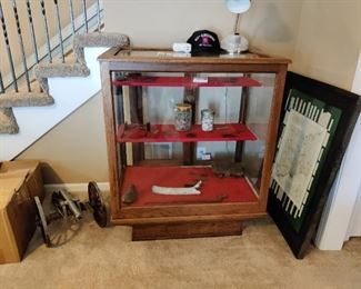 CIVIL WAR PERIOD - A WIDE VARIETY OF WAR COLLECTIBLES IN GLASS DISPLAY CABINET