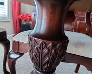 STCKLEY BRAND - BEAUTIFUL FORMAL DINING TABLE W/ 6 CHAIRS - Mahogany Duncan Phyfe Dining Table Williamsburg Style. Description: Stickley Mahogany Duncan Phyfe Dining Table Williamsburg Style 2 leaves Table features solid mahogany oval table top with reeded edges above two columnar supports each with three sabre legs ending in brass paw feet including two leaves. High Quality Construction
18 C. Design
Traditional Style
Solid Brass Claw Feet - Clipped Corner Top
Carved Duncan Phyfe Pedestal Legs Displays beautifully.  - $650
