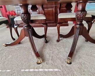 STCKLEY BRAND - BEAUTIFUL FORMAL DINING TABLE W/ 6 CHAIRS - Mahogany Duncan Phyfe Dining Table Williamsburg Style. Description: Stickley Mahogany Duncan Phyfe Dining Table Williamsburg Style 2 leaves Table features solid mahogany oval table top with reeded edges above two columnar supports each with three sabre legs ending in brass paw feet including two leaves. High Quality Construction
18 C. Design
Traditional Style
Solid Brass Claw Feet - Clipped Corner Top
Carved Duncan Phyfe Pedestal Legs Displays beautifully.  - $650
