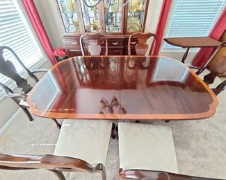 STCKLEY BRAND - BEAUTIFUL FORMAL DINING TABLE W/ 6 CHAIRS - Mahogany Duncan Phyfe Dining Table Williamsburg Style. Description: Stickley Mahogany Duncan Phyfe Dining Table Williamsburg Style 2 leaves Table features solid mahogany oval table top with reeded edges above two columnar supports each with three sabre legs ending in brass paw feet including two leaves. High Quality Construction
18 C. Design
Traditional Style
Solid Brass Claw Feet - Clipped Corner Top
Carved Duncan Phyfe Pedestal Legs Displays beautifully.  - $650
