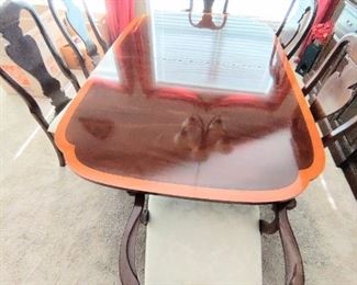 STCKLEY BRAND - BEAUTIFUL FORMAL DINING TABLE W/ 6 CHAIRS - Mahogany Duncan Phyfe Dining Table Williamsburg Style. Description: Stickley Mahogany Duncan Phyfe Dining Table Williamsburg Style 2 leaves Table features solid mahogany oval table top with reeded edges above two columnar supports each with three sabre legs ending in brass paw feet including two leaves. High Quality Construction
18 C. Design
Traditional Style
Solid Brass Claw Feet - Clipped Corner Top
Carved Duncan Phyfe Pedestal Legs Displays beautifully.  - $650

