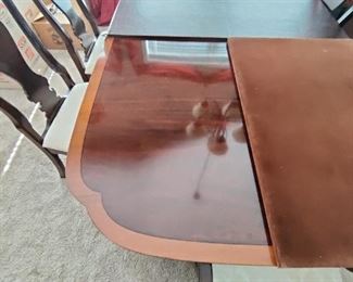 STCKLEY BRAND - BEAUTIFUL FORMAL DINING TABLE W/ 6 CHAIRS - Mahogany Duncan Phyfe Dining Table Williamsburg Style. Description: Stickley Mahogany Duncan Phyfe Dining Table Williamsburg Style 2 leaves Table features solid mahogany oval table top with reeded edges above two columnar supports each with three sabre legs ending in brass paw feet including two leaves. High Quality Construction
18 C. Design
Traditional Style
Solid Brass Claw Feet - Clipped Corner Top
Carved Duncan Phyfe Pedestal Legs Displays beautifully.  - $650

