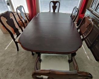 STCKLEY BRAND - BEAUTIFUL FORMAL DINING TABLE W/ 6 CHAIRS - Mahogany Duncan Phyfe Dining Table Williamsburg Style. Description: Stickley Mahogany Duncan Phyfe Dining Table Williamsburg Style 2 leaves Table features solid mahogany oval table top with reeded edges above two columnar supports each with three sabre legs ending in brass paw feet including two leaves. High Quality Construction
18 C. Design
Traditional Style
Solid Brass Claw Feet - Clipped Corner Top
Carved Duncan Phyfe Pedestal Legs Displays beautifully.  - $650
