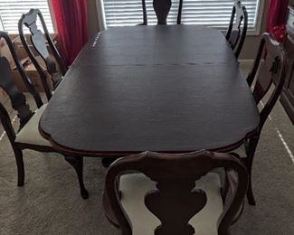 STCKLEY BRAND - BEAUTIFUL FORMAL DINING TABLE W/ 6 CHAIRS - Mahogany Duncan Phyfe Dining Table Williamsburg Style. Description: Stickley Mahogany Duncan Phyfe Dining Table Williamsburg Style 2 leaves Table features solid mahogany oval table top with reeded edges above two columnar supports each with three sabre legs ending in brass paw feet including two leaves. High Quality Construction
18 C. Design
Traditional Style
Solid Brass Claw Feet - Clipped Corner Top
Carved Duncan Phyfe Pedestal Legs Displays beautifully.  - $650
