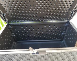 PLASTIC OUTDOOR STORAGE UNIT W/SPRING LOADED OP DOOR