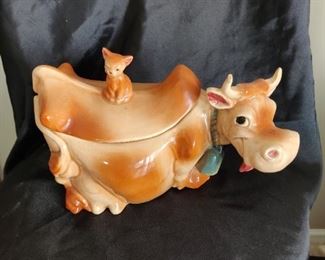 MCCOY BRAND - VINTAGE COLLECTIBLE COOKIE JAR - Vintage Brush Pottery Cookie Jar Cow with Winking Cat on Back USA W10
