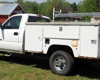2004 Chevrolet Silverado 2500 Pickup Truck, VIN # 1GBHC24U84E220941, Mileage Unknown, Equipped With Tommy Gate Hydraulic Lift