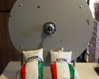 Defender 18oz Boxing Gloves And Everlast Punching Bag Mount