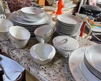 Crestwood China, Blue Spray Serving Set