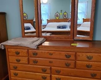 Oak dresser with movable mirror