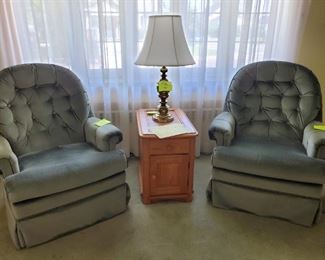Like new swivel rockers. 
Brass lamp, Oak end table.
