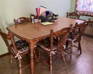 7 pc solid wood kitchen table and 6 chairs, includes 1 leaf.