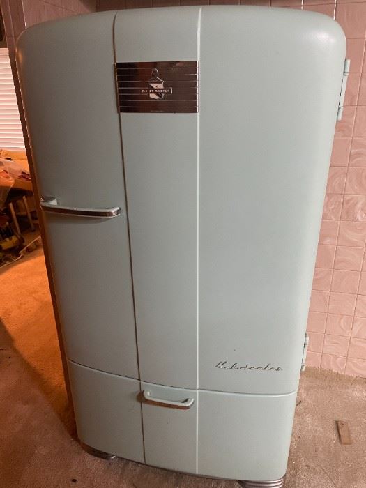 Vintage Kelvinator refrigerator, 1040s