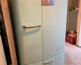 Vintage Kelvinator refrigerator, 1040s