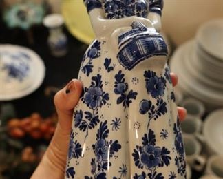 Porcelain Delft blue figurine