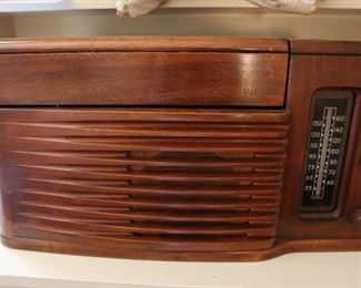 Vintage Philco radio & turntable