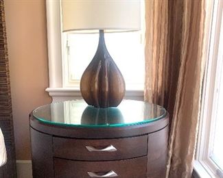 pair of matching night stands & lamps 