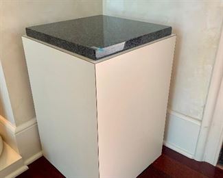 (Art) display pedestal