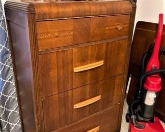 dresser w/matching bed and vanity.  Vintage lamps